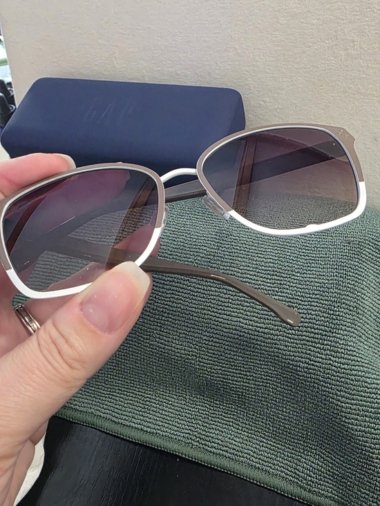 GAP Oversized Cat‑Eye Sunglasses – Model SGP001 Grey – NWT Case and Cloth main image 6